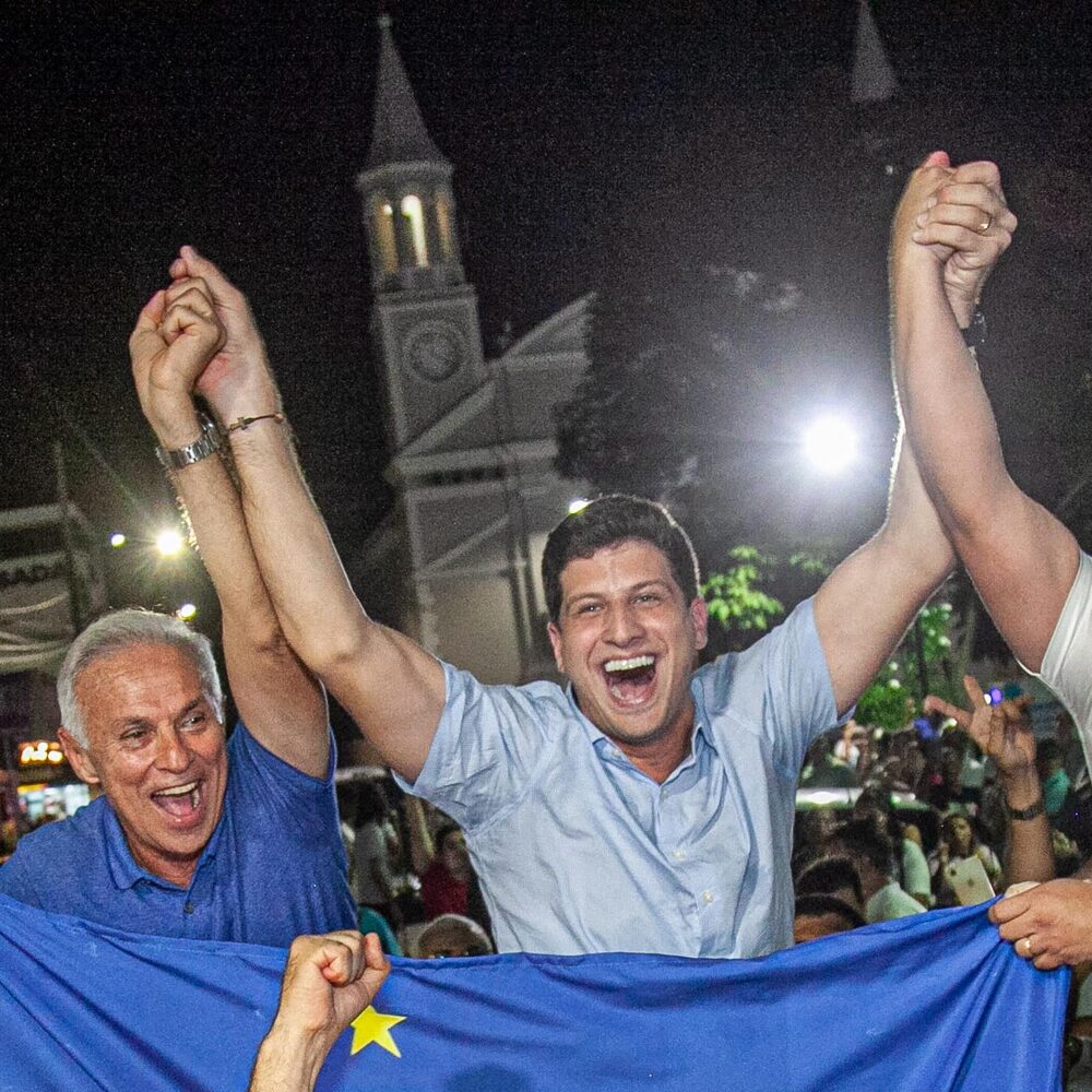 Publicação: Túlio Arruda com a bandeira de Pernambuco em ato público