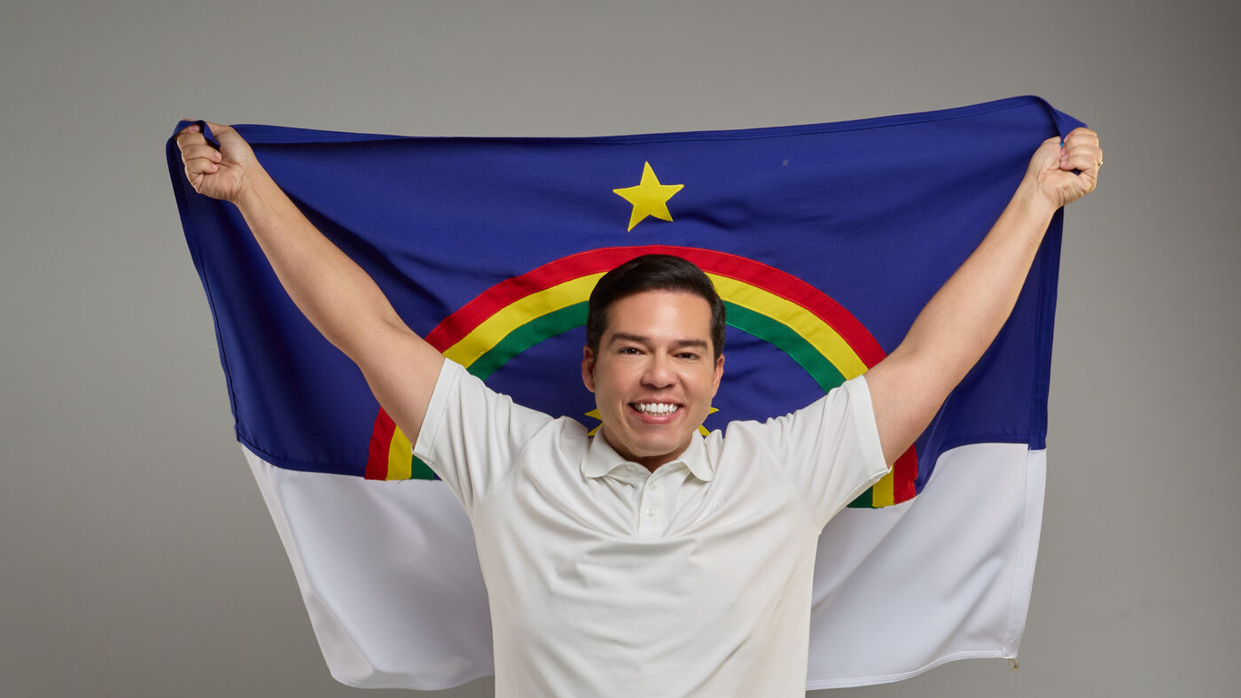 Túlio Arruda erguendo a bandeira de Pernambuco