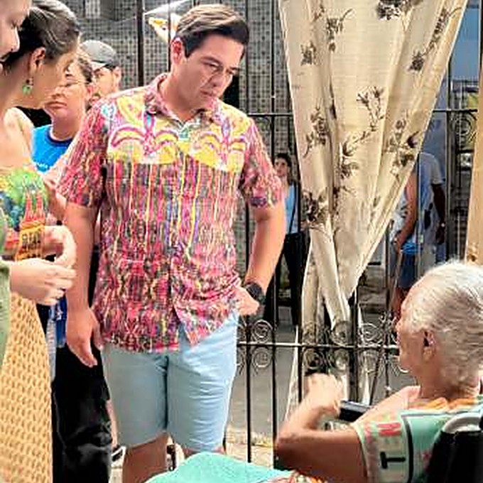 Túlio Arruda ao lado de moradora